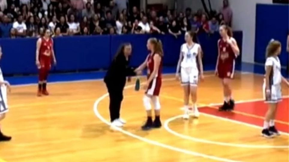 Tίποτα δεν σταματά την ελληνίδα μάνα: Eισβάλλει και στα γήπεδα